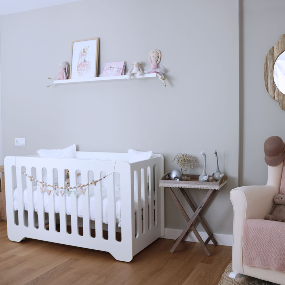 Dormitorio de bebé con cuna 60x120