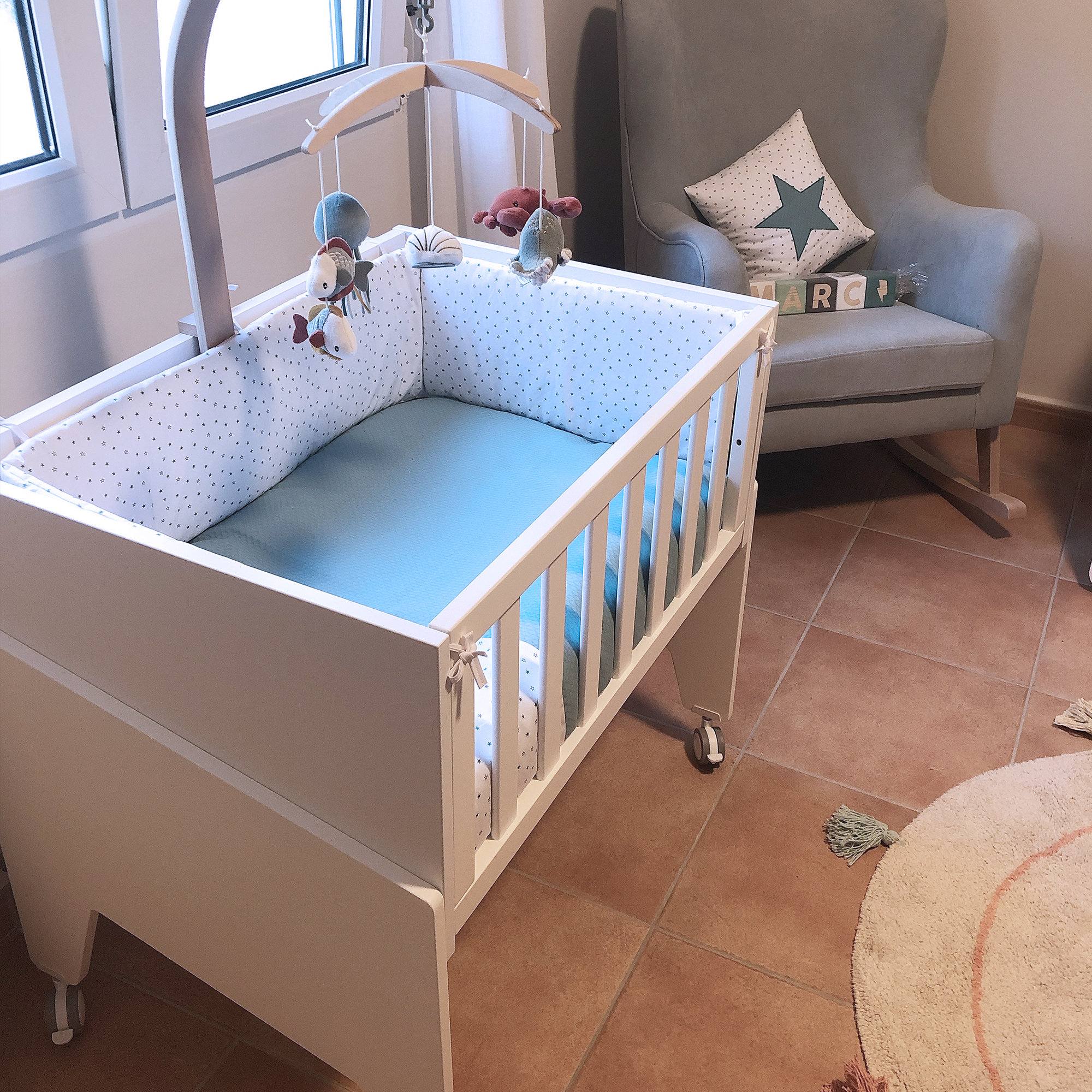 Co-sleeping crib with bedding in colour aquamarine